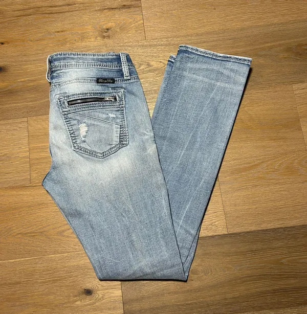 size 27 jeans, size 4 Buckle jeans - Image 3