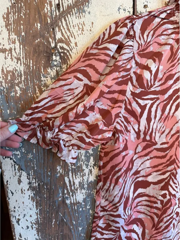 Entro pink burgundy patterned short sleeve blouse size small - Image 2