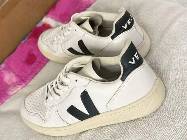 Veja Women's Running Shoes Size 7 - Image 4