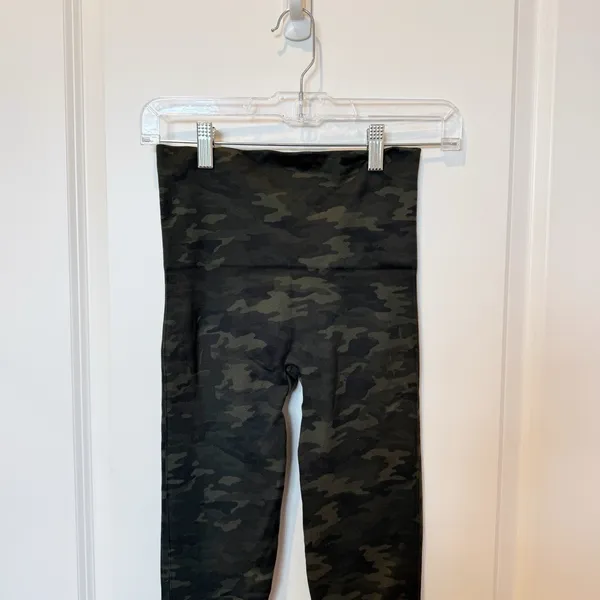 Spanx Green Camo Seamless Leggings Size Small Athleisure Casual Comfort - Image 2