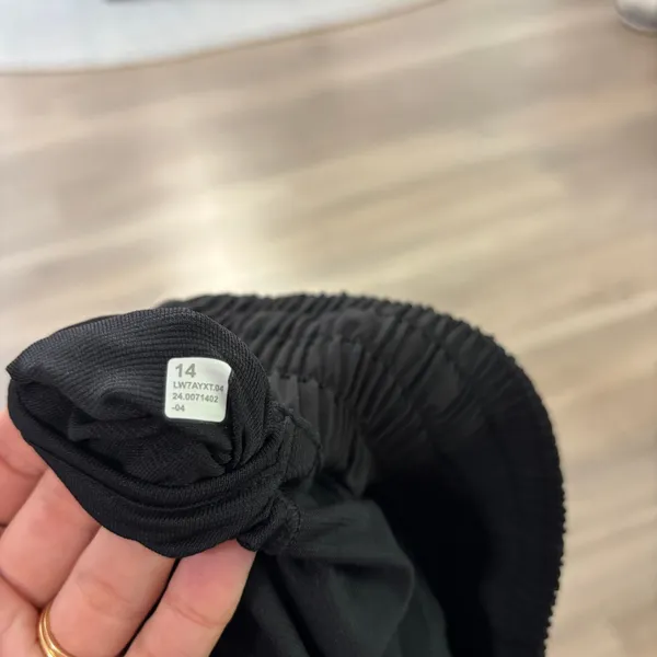 NWT Lululemon Hotty Hot Short High-Rise Long 4" Women Size 14 Black - Image 4