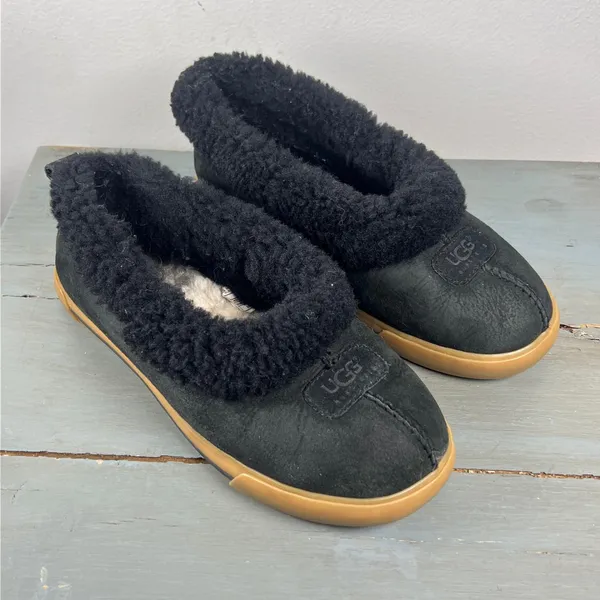 UGG Australia 1871 Black Suede Shearling Lined Slippers Womens 8 Gum Sole Shoes - Image 4