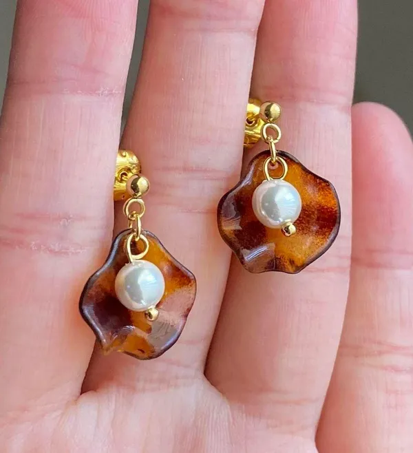 Handmade cute retro chic Tortoiseshell flower petal & glass pearls dangle earrings🤎 - Image 2