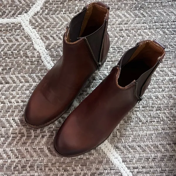 Frye Carly Zippper Chelsea Boot Sz 6.5B - Image 2