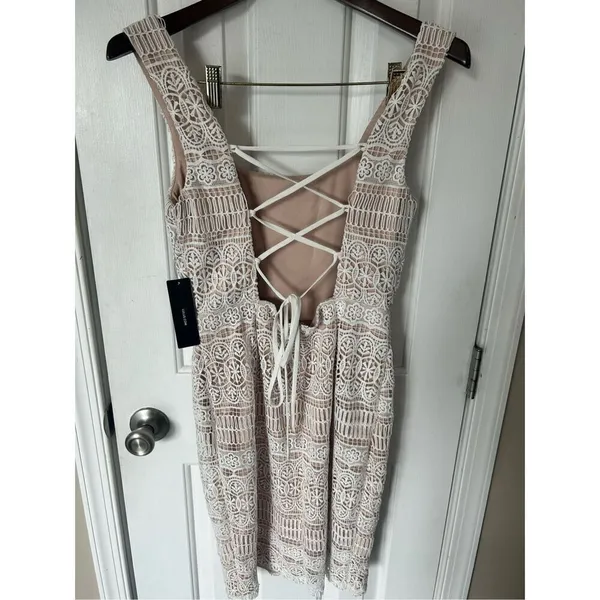 Lulus white and tan dress open back size medium bridesmaid, bachelorette party d - Image 4