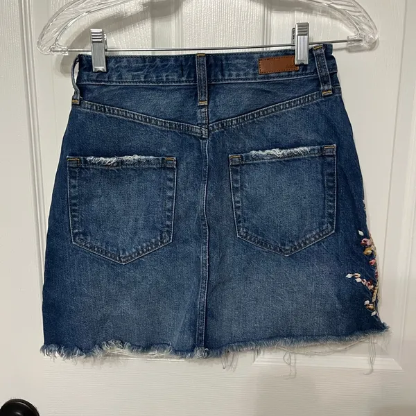 Abercrombie & Fitch‎ embroidered denim skirt size 25 - Image 6