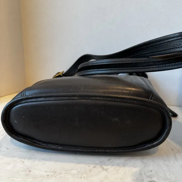 Vintage 90's COACH 9816 Legacy Slim Black Glove Leather Bucket Bag - Broken Zip - Image 4