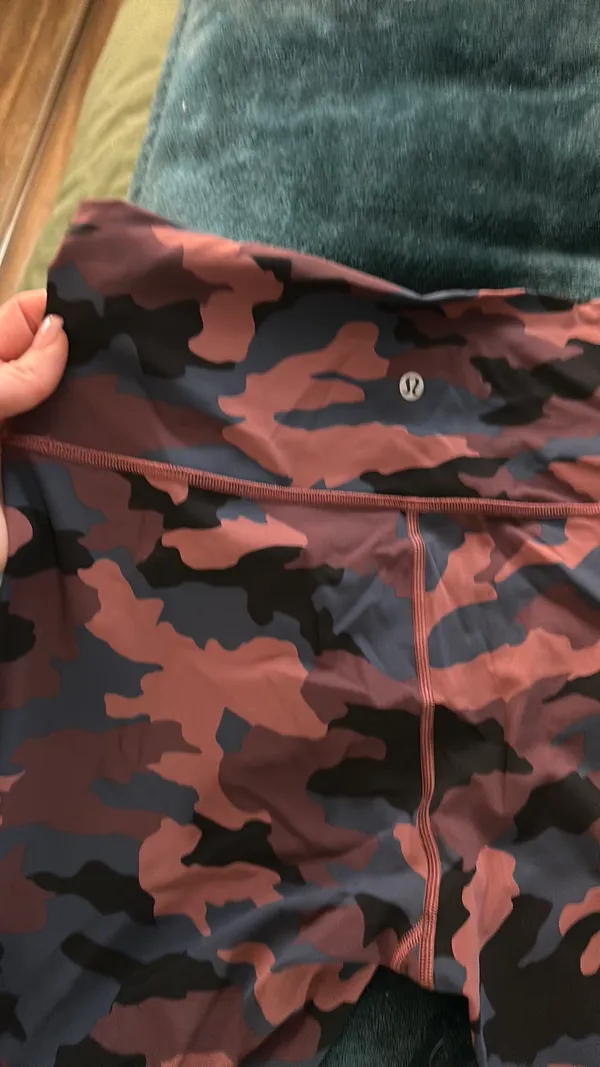 Lululemon size 12 burgundy camo - Image 5
