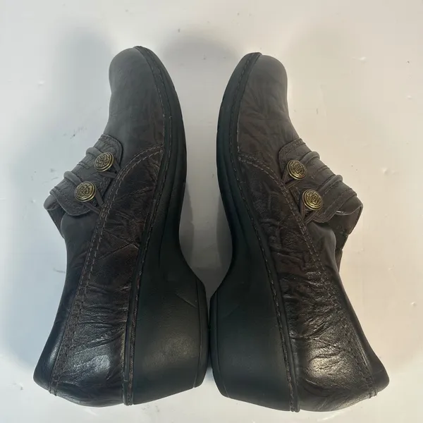 Clarks Collection‎ Cushion Soft Brown Leather Floral Button Wedge Loafers 9.5 M - Image 7
