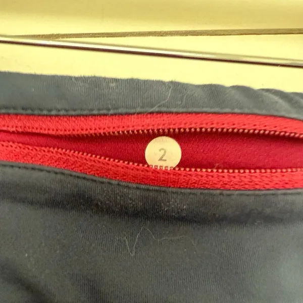 Lululemon Women’s 2 Berry Inky Floral Speed Shorts - Image 4