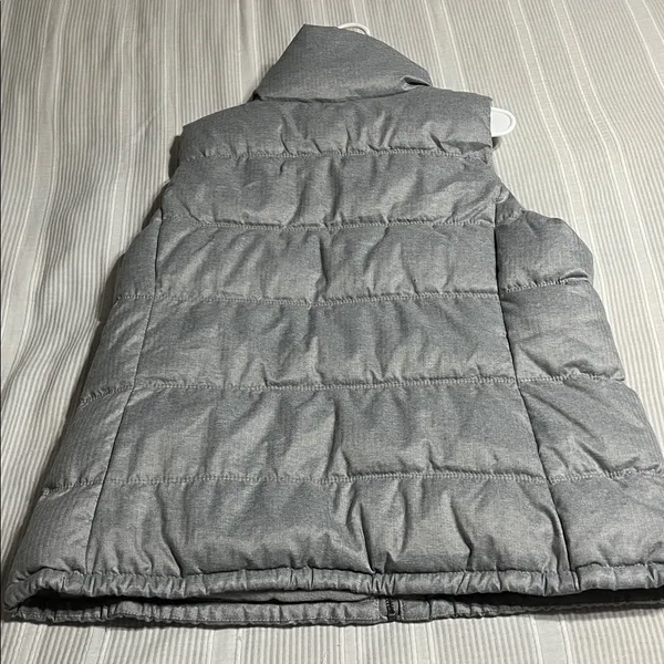 Old Navy Charcoal Quilted Vest - Image 3