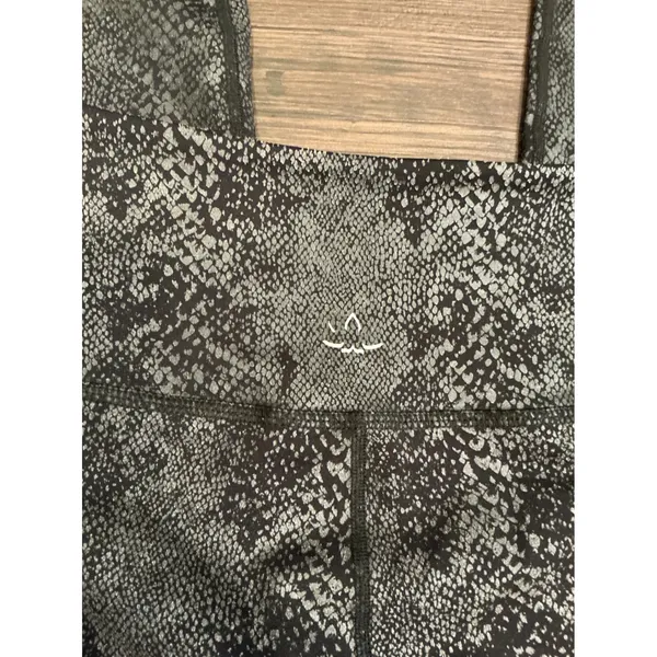 Beyond Yoga Leggings Black Gray Snakeskin Foil High Waisted Size M - Image 5