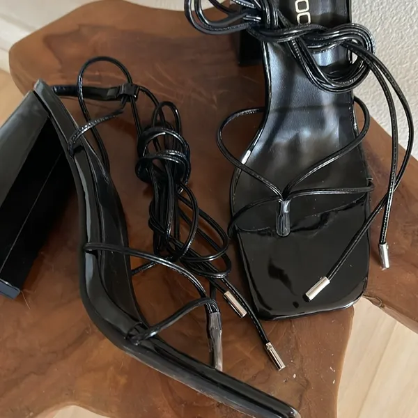 NEW Boohoo Black Strappy Heeled Sandals Size 8 - Image 3