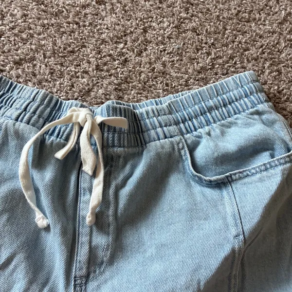 Universal Thread Womens XL Light Wash Denim Elastic Waist Drawstring Shorts - Image 2