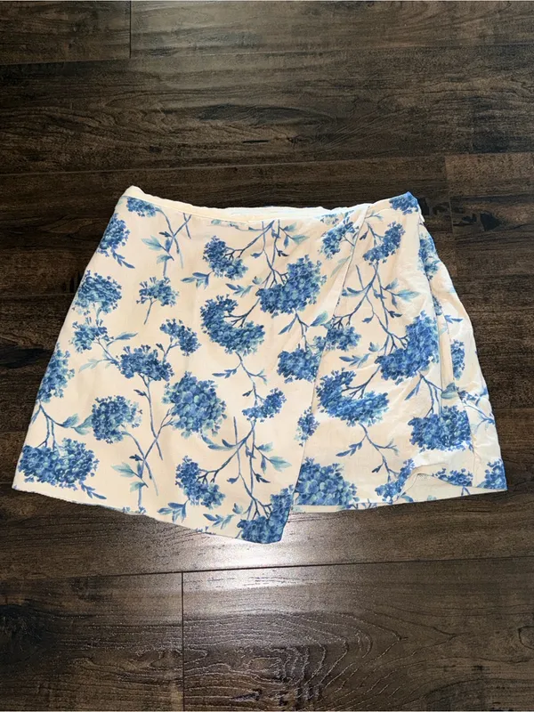 Abercrombie & Fitch Linen Blend Mini Wrap Skort - Blue Floral Print - Image 2