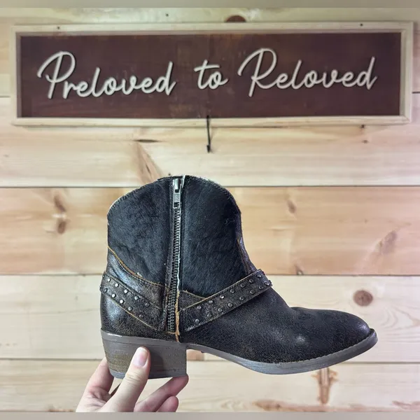 NWOB Sterling River Cowhide Booties Brown Size 9.5 - Image 5