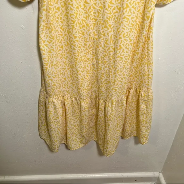 A New Day Women's Sz XS Ruffle Hem Dress Yellow White Floral V-Neck Short Sleeve - Image 8