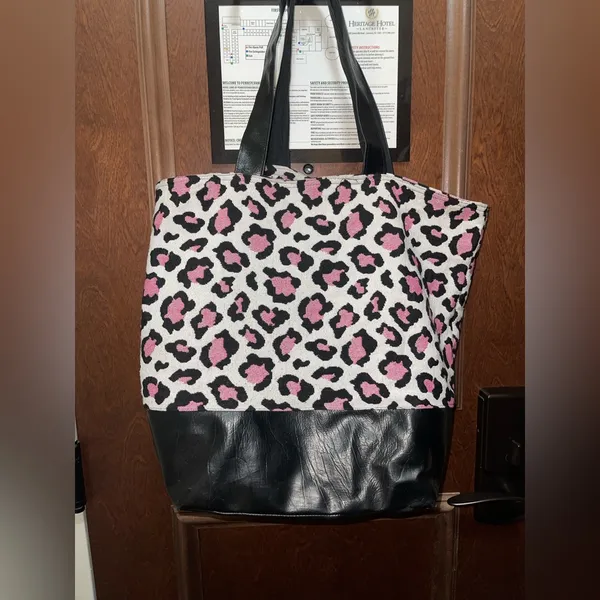 Stylish Leopard Print Tote Bag Black - Image 2