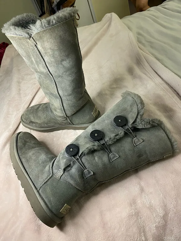 UGG BAILEY BUTTON TRIPLET GREY SUEDE TALL BOOTS women SIZE 8 - Image 4