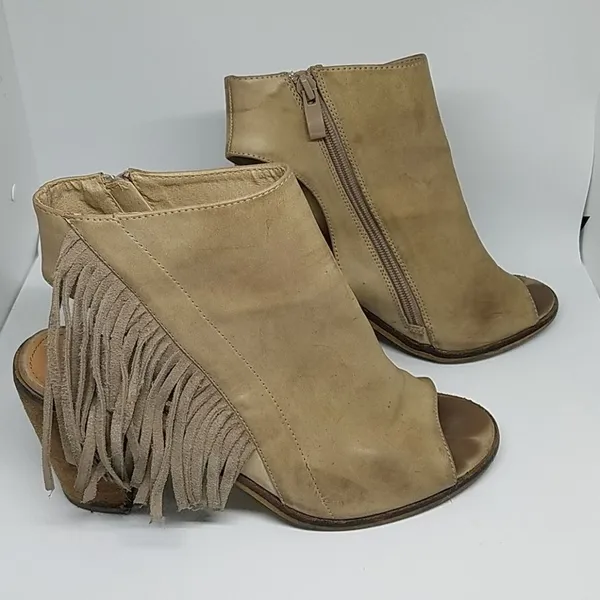 Very Volatile Poca Fringe City Bootie Los Angeles Tan Tassel Heels (9) - Image 7