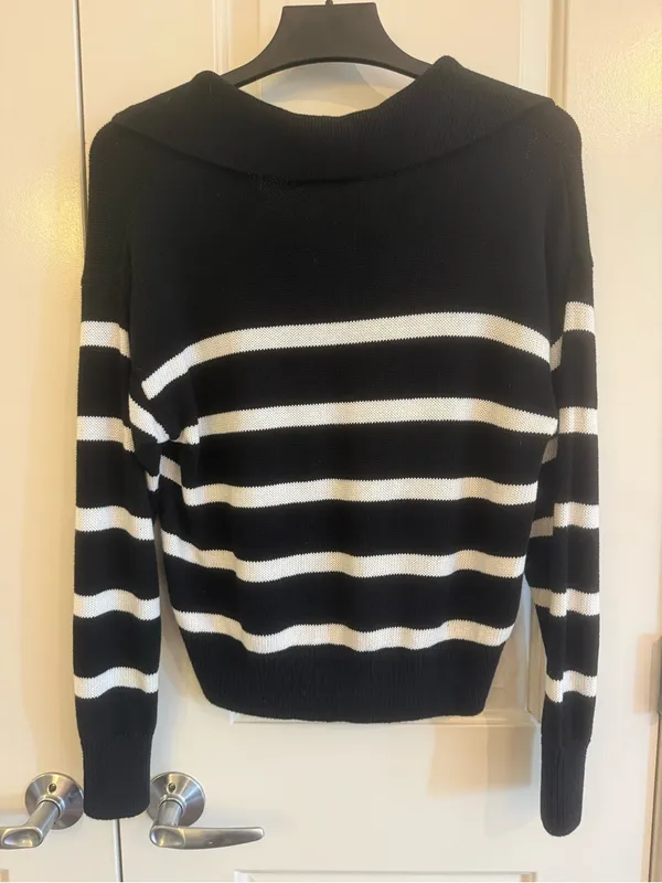 Old Navy Black & White Striped V-Neck Sweater - Image 5