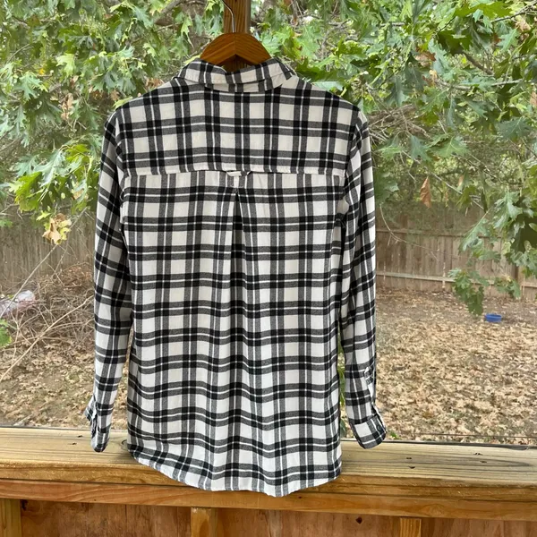 American Eagle Women's Black & White Plaid Soft Flannel Shirt Size M. NEW! - Image 2