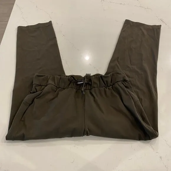 Lululemon On The Fly Crop Pants in Dark Olive size 6‎ - Image 5