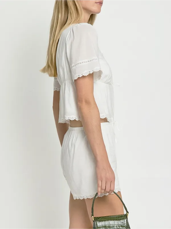 NWT kourt Emma Top size Medium M White tie front lace blouse Few Moda - Image 3