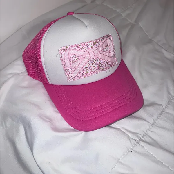 Pink and white trucker hat with floral patch - Image 2