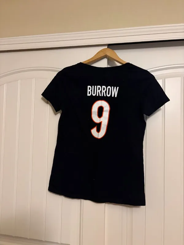 NFL Cincinnati Bengals T Shirt Women's Small Joe Burrow 9 Graphic Fanatics V Neck - Image 3