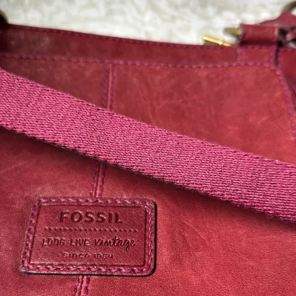 Fossil Women's Burgundy Leather Crossbody Bag good condition like new - Image 16