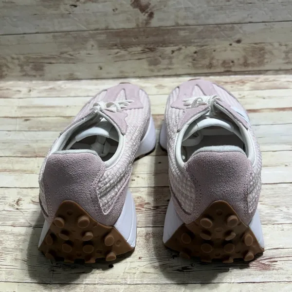 New Balance 327 Sneakers Women's Size 10 Pink White Gingham Viral Seersucker NEW - Image 3