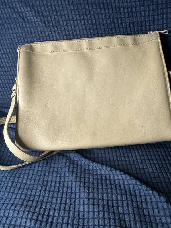 Vintage Etienne Aigner smooth cream leather shoulder/crossbody bag - Image 2