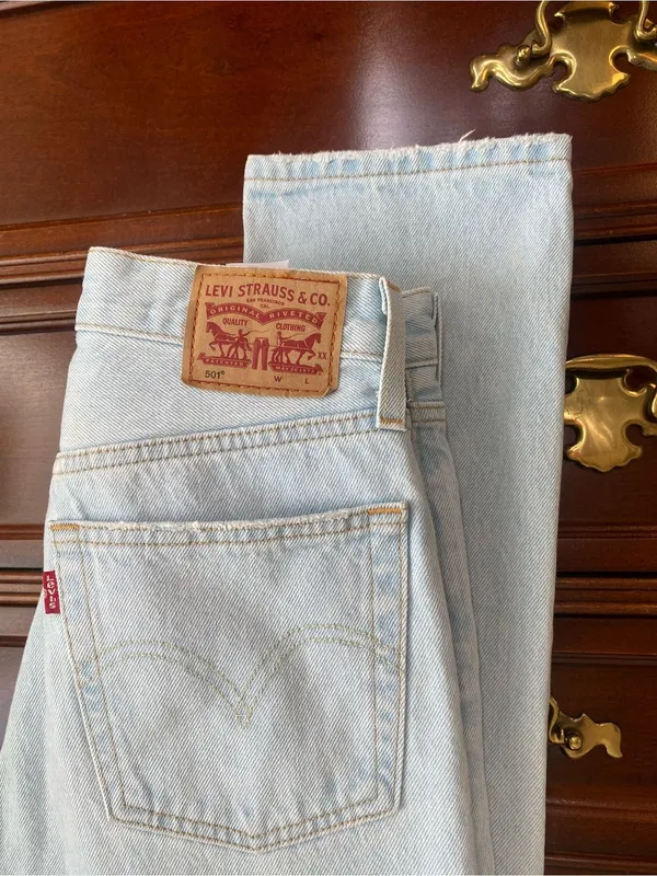Levi’s light wash jeans size W 25 L30 - Image 3