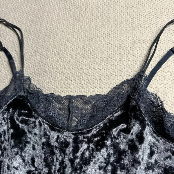 benetton undercolors crushed velvet velour lace trim cami tank top in grey blue - Image 2