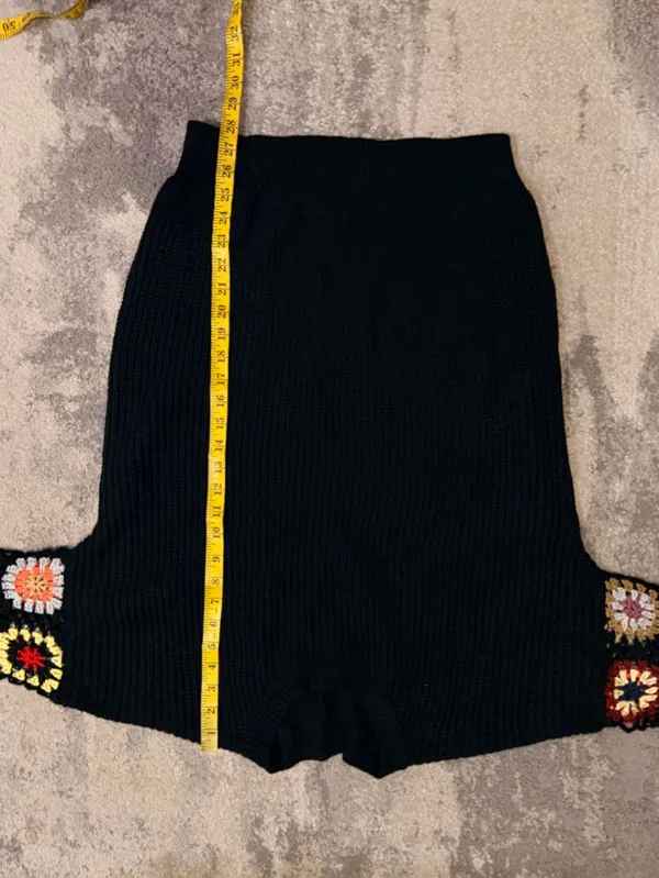 SHEIN Black Crewneck Sweater with Multicolor Crochet Flower Sleeves - Image 7