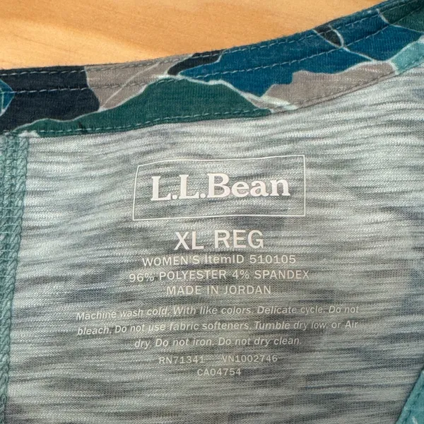 L.L. Bean Women's XL Blue Green Abstract Camo Print V-Neck Long Sleeve Top - Image 7