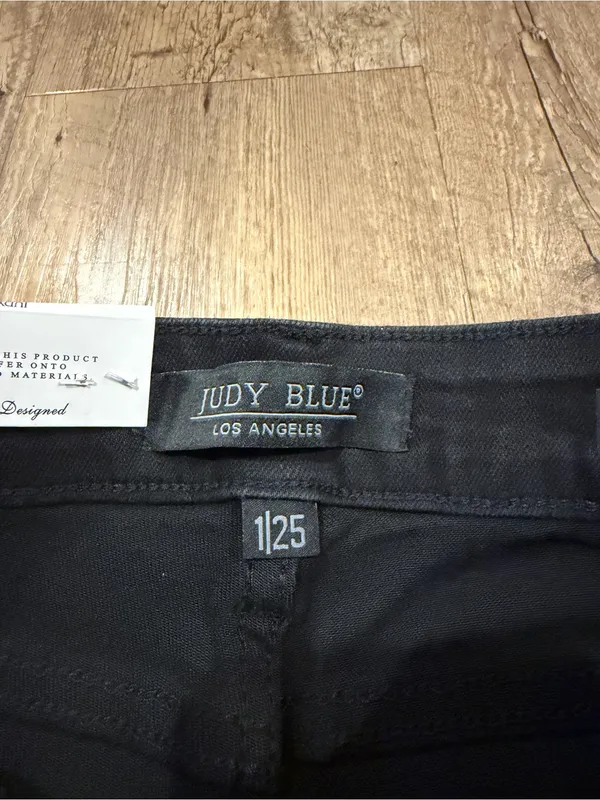 NWT Judy Blue Mid Rise Black Capris - Image 4