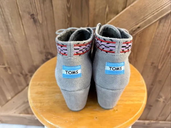 TOMS Women’s 6.5 Gray Suede Wedge Ankle Booties Lace Up Embroidered - Image 4