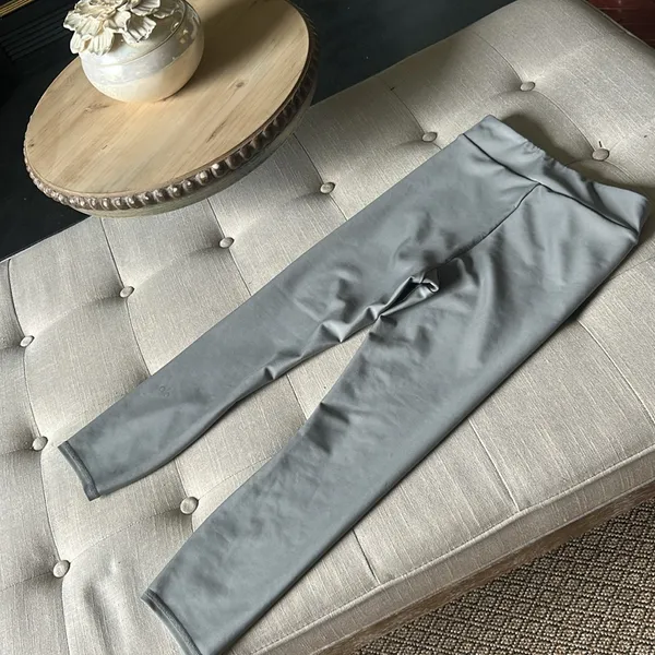 Alo Yoga Grey Cropped Workout Leggings Size Small - Image 6