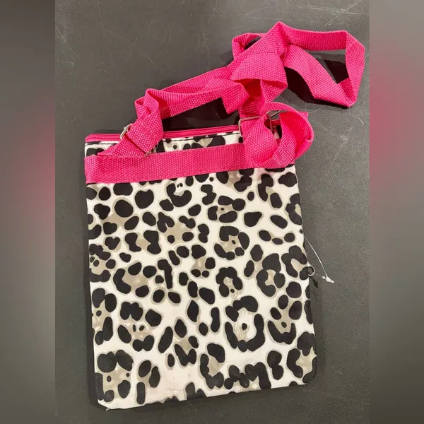 Leopard print hot pink crossbody travel handbag - Image 4