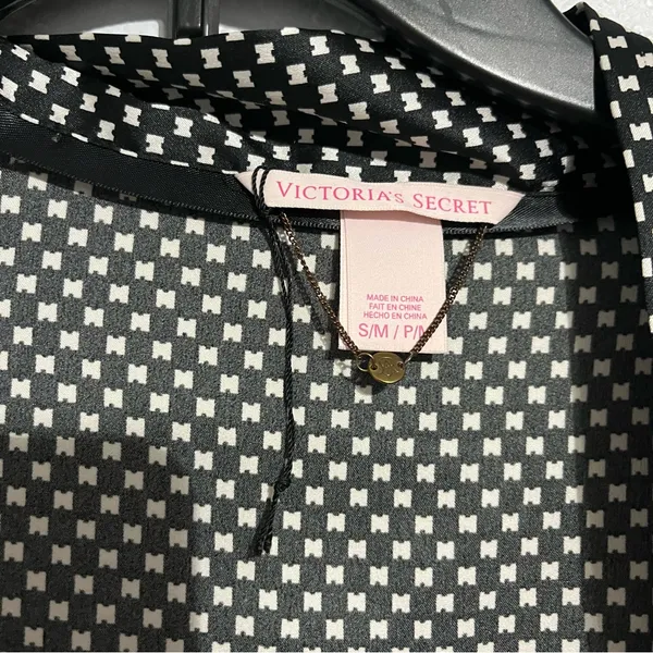 Victoria’s Secret Black & White Pattern Satin-like Robe Size Small - Image 3
