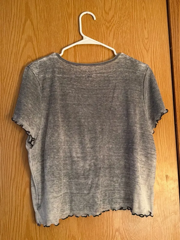 American Eagle Outfitters Gray Ribbed Crop Tee with Lettuce Hem - Image 5