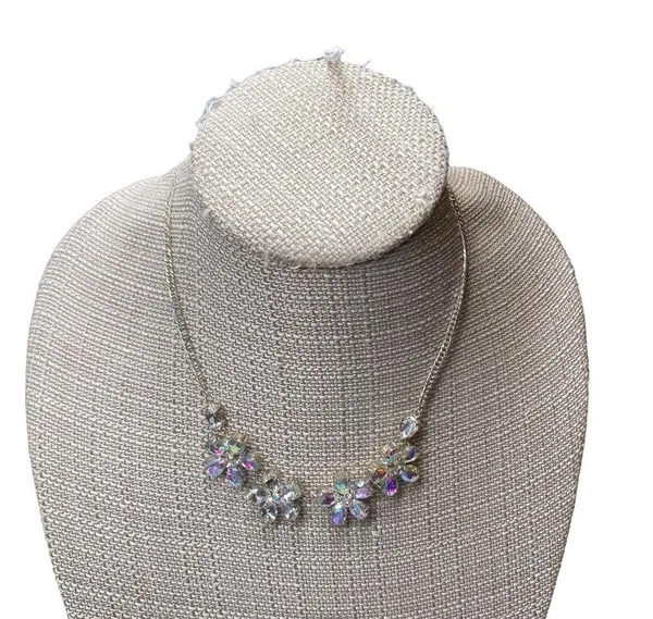 Clear Flowers Floral Rhinestone Irrdescident Silver Tone Necklace. - Image 5