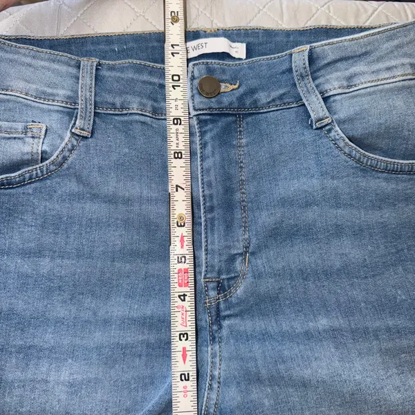Nine West Slimming Pocket Denim Shorts Frayed Hem Jean Size 10 Medium Wash - Image 6