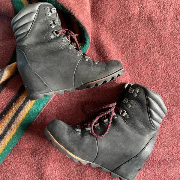 Sorel Conquest Wedge Black Leather Red Lace Up Booties Women Size 8.5 - Image 2