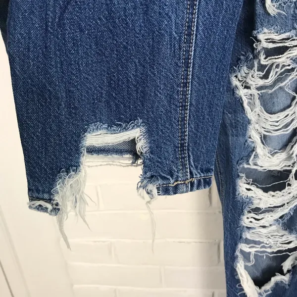 American Eagle High Rise Distressed Mom Jean Size 2 - Image 5