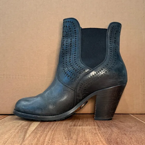 ARIAT | Women's Size 6.5 | Versant Black Leather Stacked Heel Ankle Boots - Image 4