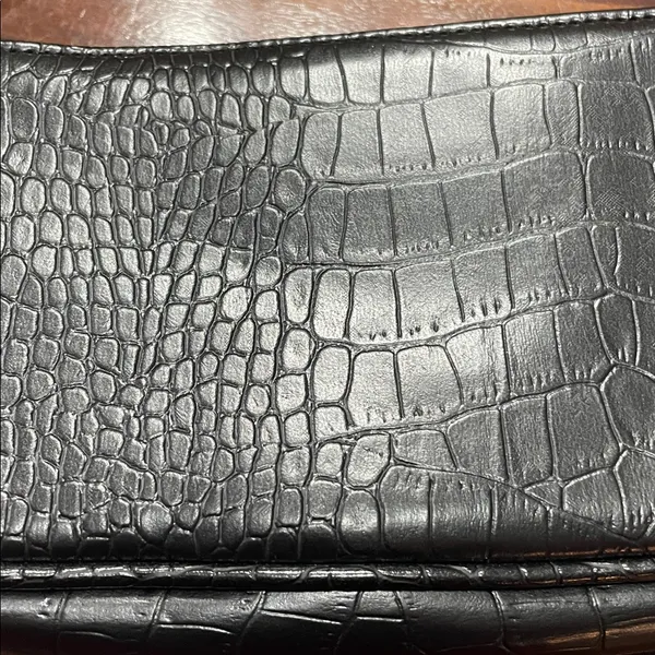 Elegant Black Croc-Embossed Women's Bag - Image 8