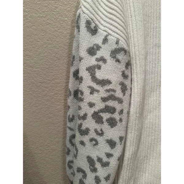 Shein White V-Neck sweater w cheetah print sleeves sz XL - Image 2